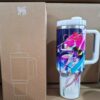 Gourde Stanley Flowstate Tumbler 40 OZ / 1.18L avec anse — blanc/argenté, motif deux personnages féminins stylisés en tenues