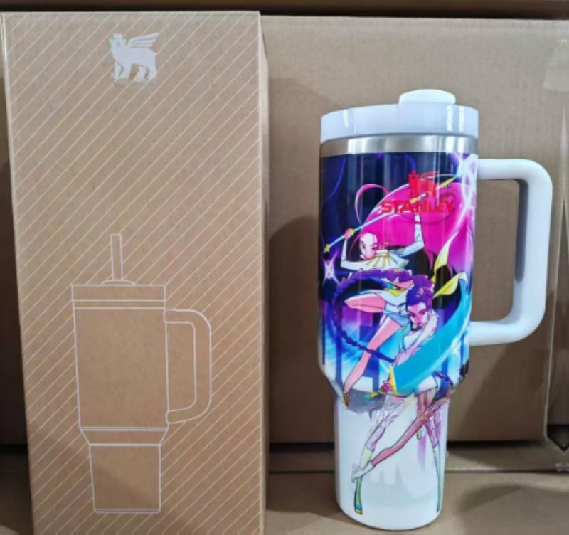 Gourde Stanley Flowstate Tumbler 40 OZ / 1.18L avec anse — blanc/argenté, motif deux personnages féminins stylisés en tenues