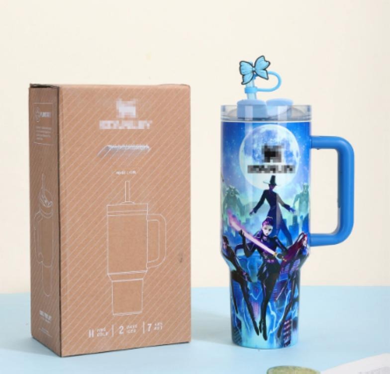 Gourde Stanley Flowstate Tumbler 40 OZ / 1.18L avec anse — bleu, motif personnage avec chapeau pointu et arme