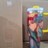 Gourde Stanley Flowstate Tumbler 40 OZ / 1.18L avec anse — jaune (accents)/transparent, motif deux personnages masculins stylisés visage