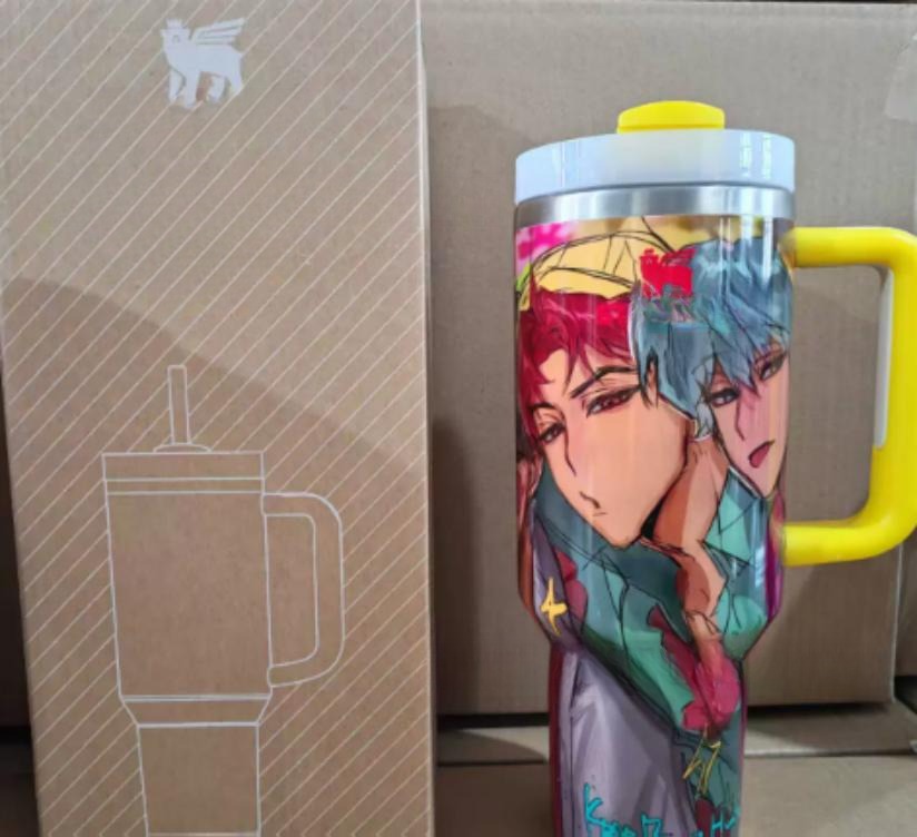 Gourde Stanley Flowstate Tumbler 40 OZ / 1.18L avec anse — jaune (accents)/transparent, motif deux personnages masculins stylisés visage
