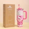 Gourde Stanley Flowstate Tumbler 40 oz / 1.18L avec anse — rose, motif personnage de chat blanc assis avec noeud