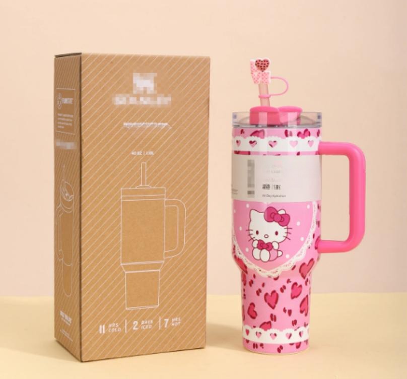Gourde Stanley Flowstate Tumbler 40 oz / 1.18L avec anse — rose, motif personnage de chat blanc assis avec noeud