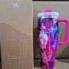 Gourde Stanley Flowstate Tumbler 40 OZ / 1.18L avec anse — rose, motif personnage féminin en tenue blanche/dorée