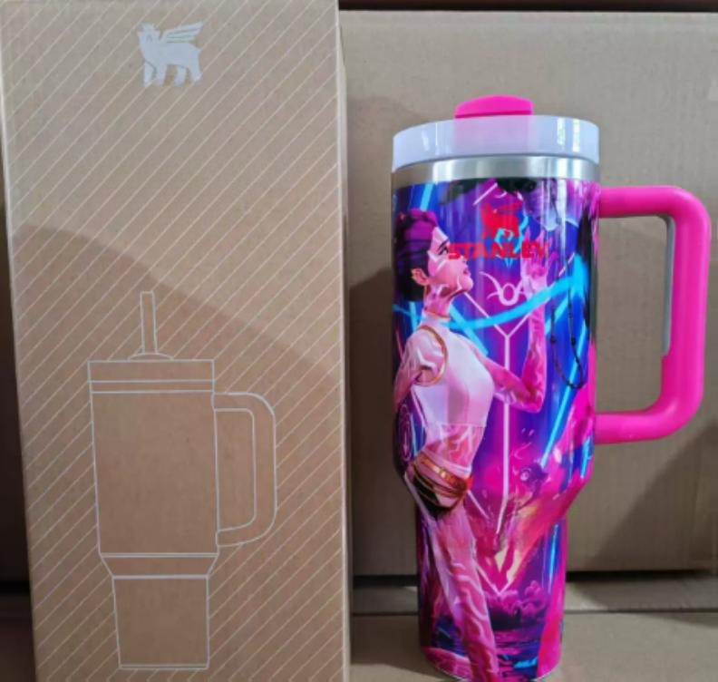 Gourde Stanley Flowstate Tumbler 40 OZ / 1.18L avec anse — rose, motif personnage féminin en tenue blanche/dorée