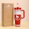 Gourde Stanley Flowstate Tumbler 40 oz / 1.18L avec anse — rouge, motif personnage de chat blanc assis avec noeud