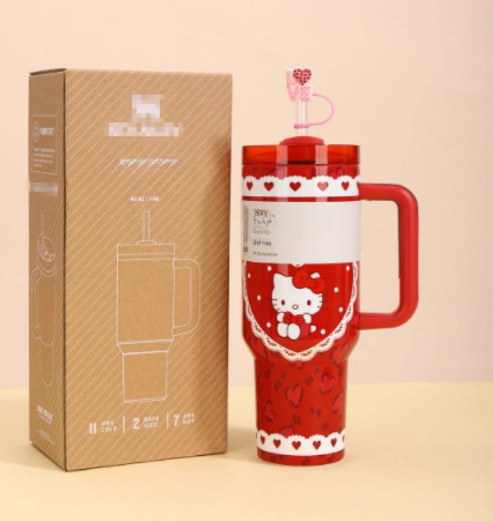 Gourde Stanley Flowstate Tumbler 40 oz / 1.18L avec anse — rouge, motif personnage de chat blanc assis avec noeud