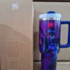Gourde Stanley Flowstate Tumbler 40 OZ / 1.18L avec anse — violet, motif personnage féminin stylisé aux yeux lumineux