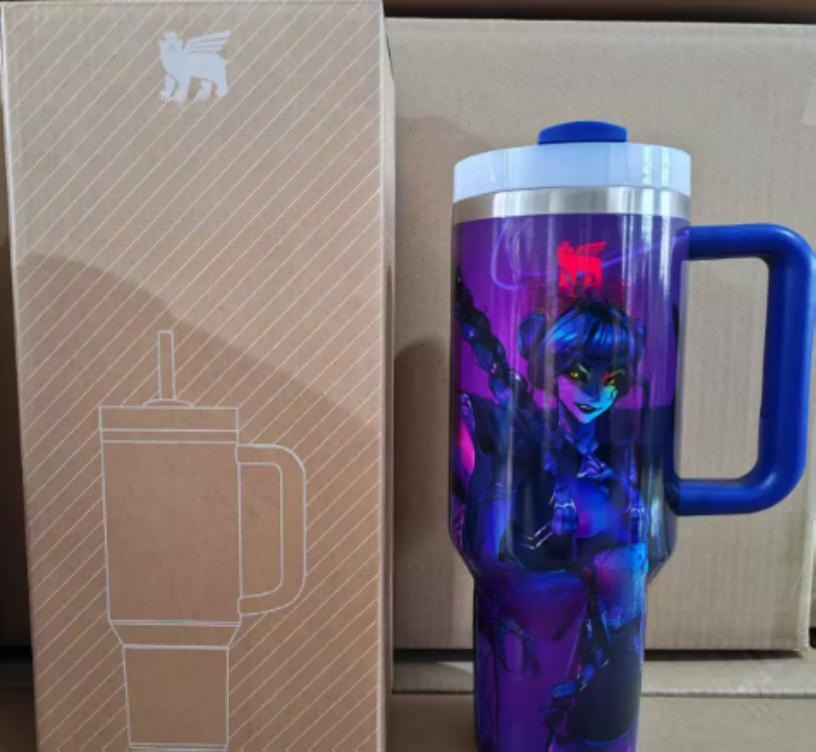 Gourde Stanley Flowstate Tumbler 40 OZ / 1.18L avec anse — violet, motif personnage féminin stylisé aux yeux lumineux