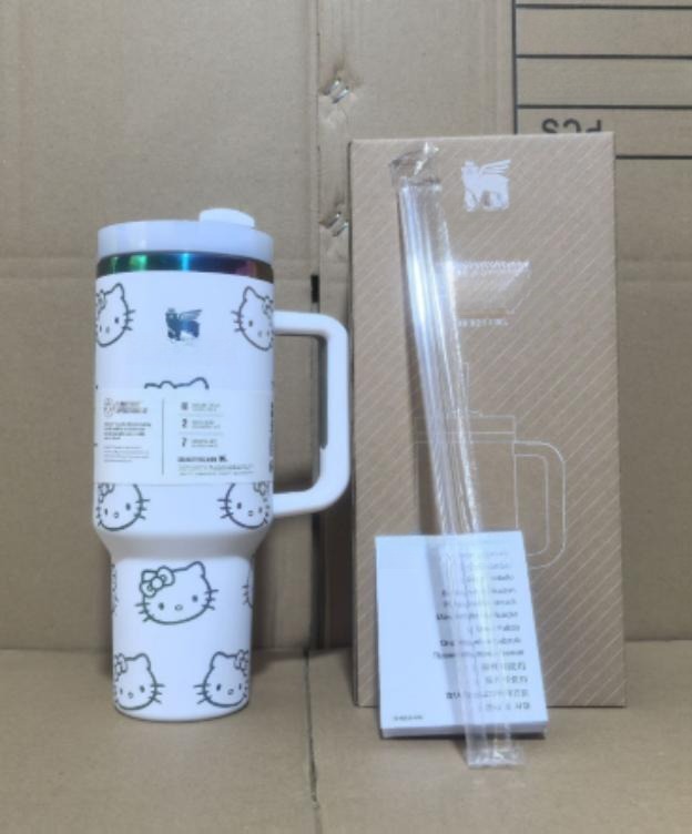 Gourde Stanley Flowstate Tumbler avec anse — blanc avec motif dégradé irisé, motif personnage félin stylisé avec noeud