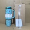Gourde Stanley Flowstate Tumbler avec anse — bleu turquoise avec motif dégradé irisé, motif personnage félin stylisé avec noeud