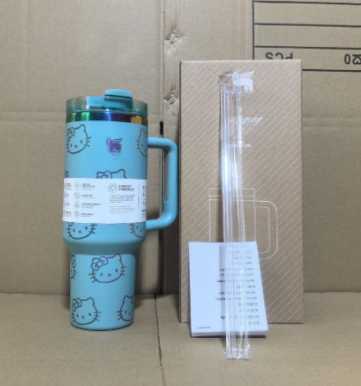 Gourde Stanley Flowstate Tumbler avec anse — bleu turquoise avec motif dégradé irisé, motif personnage félin stylisé avec noeud