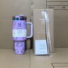 Gourde Stanley Flowstate Tumbler avec anse — lilas/violet clair avec motif dégradé irisé, motif personnage félin stylisé avec noeud