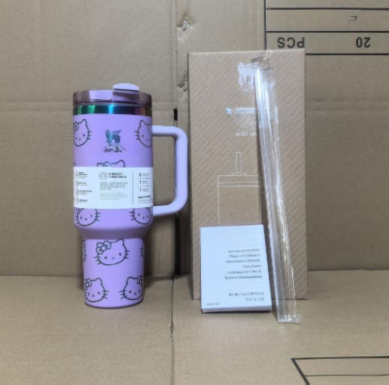 Gourde Stanley Flowstate Tumbler avec anse — lilas/violet clair avec motif dégradé irisé, motif personnage félin stylisé avec noeud