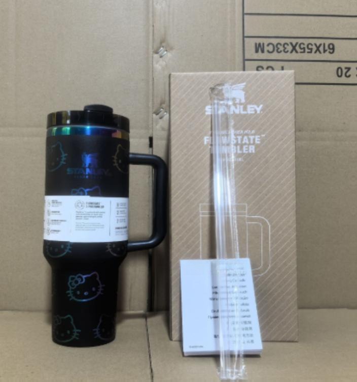 Gourde Stanley Flowstate Tumbler avec anse — noir avec motif dégradé irisé (bleu/violet), motif personnage félin stylisé avec noeud