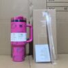 Gourde Stanley Flowstate Tumbler avec anse — rose fuchsia avec motif dégradé irisé, motif personnage félin stylisé avec noeud