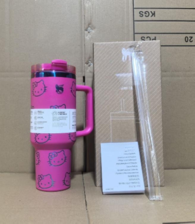 Gourde Stanley Flowstate Tumbler avec anse — rose fuchsia avec motif dégradé irisé, motif personnage félin stylisé avec noeud