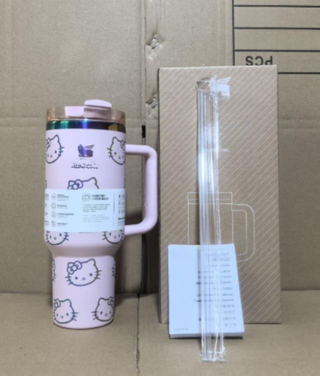 Gourde Stanley Flowstate Tumbler avec anse — rose pâle avec motif dégradé irisé, motif personnage félin stylisé avec noeud