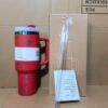 Gourde Stanley Flowstate Tumbler avec anse — rouge avec motif dégradé irisé, motif personnage félin stylisé avec noeud