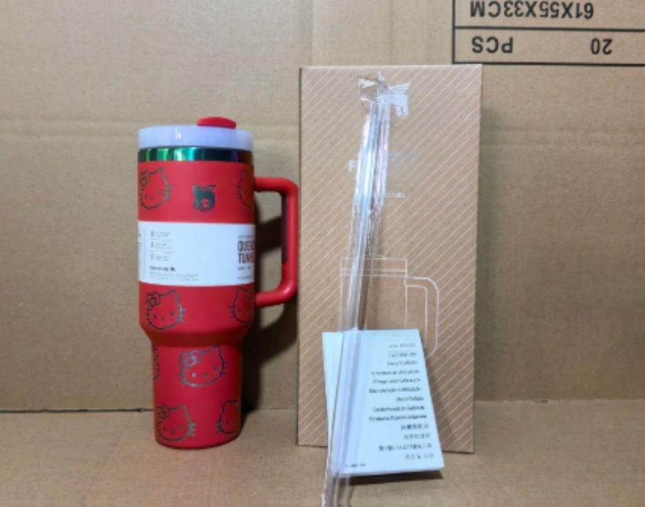Gourde Stanley Flowstate Tumbler avec anse — rouge avec motif dégradé irisé, motif personnage félin stylisé avec noeud