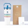 Gourde Stanley IceFlow Flip Straw Tumbler 30 oz / 887 mL avec anse — blanc à rayures multicolores, couvercle et poignée bleus, motif rayures horizontales multicolores (bleu