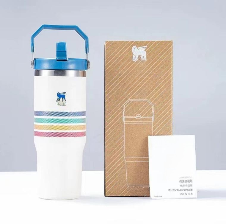 Gourde Stanley IceFlow Flip Straw Tumbler 30 oz / 887 mL avec anse — blanc à rayures multicolores, couvercle et poignée bleus, motif rayures horizontales multicolores (bleu