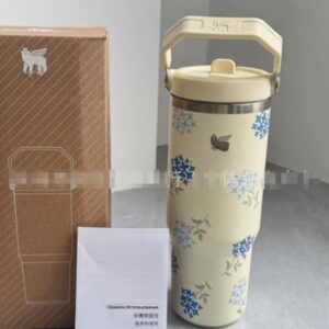 Gourde Stanley IceFlow Flip Straw Tumbler 30 OZ / 887 mL avec anse — crème, motif fleurs bleues, motif bouquets de petites fleurs bleues avec