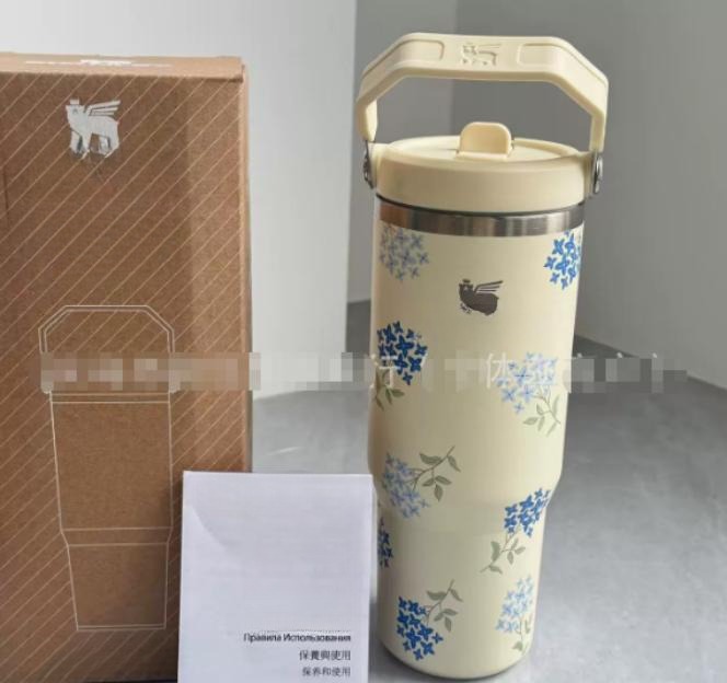 Gourde Stanley IceFlow Flip Straw Tumbler 30 OZ / 887 mL avec anse — crème, motif fleurs bleues, motif bouquets de petites fleurs bleues avec