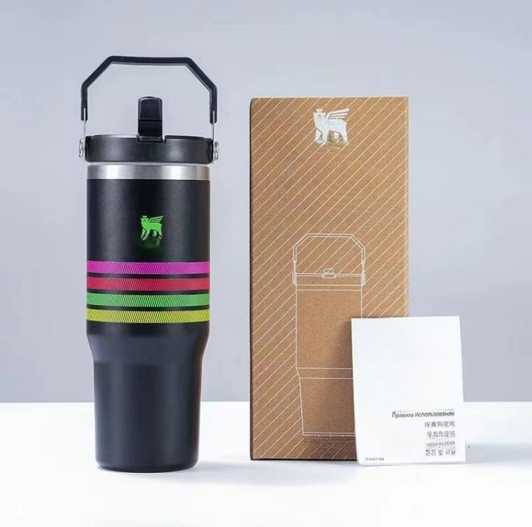 Gourde Stanley IceFlow Flip Straw Tumbler 30 oz / 887 mL avec anse — noir à rayures multicolores, couvercle et poignée noirs, motif rayures horizontales multicolores (rose
