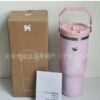 Gourde Stanley IceFlow Flip Straw Tumbler 30 OZ / 887 mL avec anse — rose pâle marbré, anse et couvercle roses