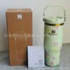 Gourde Stanley IceFlow Flip Straw Tumbler 30 OZ / 887 mL avec anse — vert clair / menthe, motif floral rose et jaune, motif floral: fleurs roses et jaunes avec