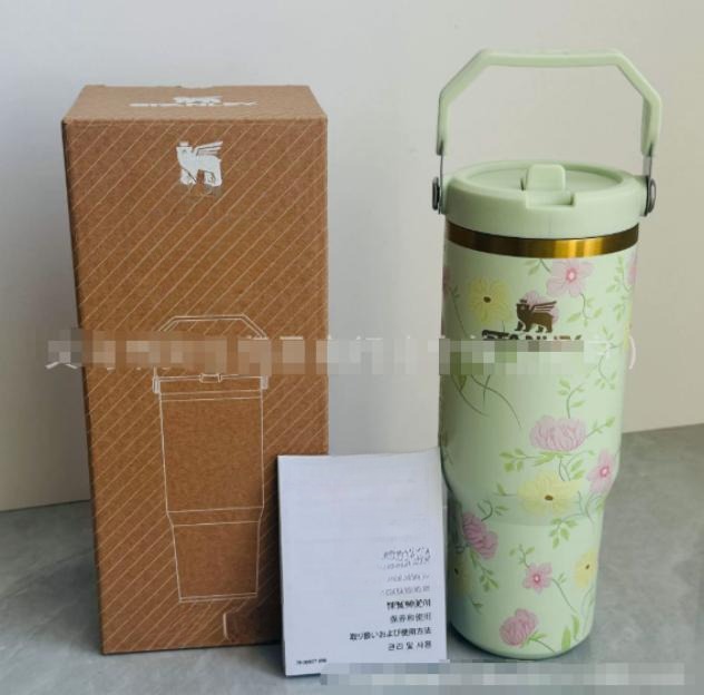 Gourde Stanley IceFlow Flip Straw Tumbler 30 OZ / 887 mL avec anse — vert clair / menthe, motif floral rose et jaune, motif floral: fleurs roses et jaunes avec