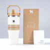 Gourde Stanley IceFlow Flip Straw Tumbler avec anse — blanc à rayures orange, couvercle et poignée orange, motif rayures horizontales orange/moutarde/noir
