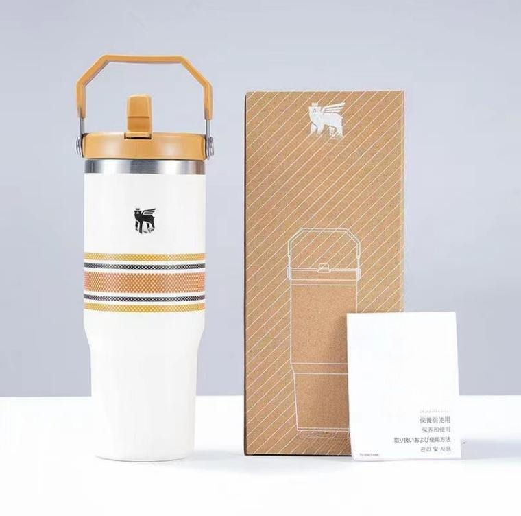 Gourde Stanley IceFlow Flip Straw Tumbler avec anse — blanc à rayures orange, couvercle et poignée orange, motif rayures horizontales orange/moutarde/noir