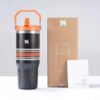 Gourde Stanley IceFlow Flip Straw Tumbler avec anse — noir à rayures orange, couvercle et poignée orange, motif rayures horizontales orange/blanc/noir