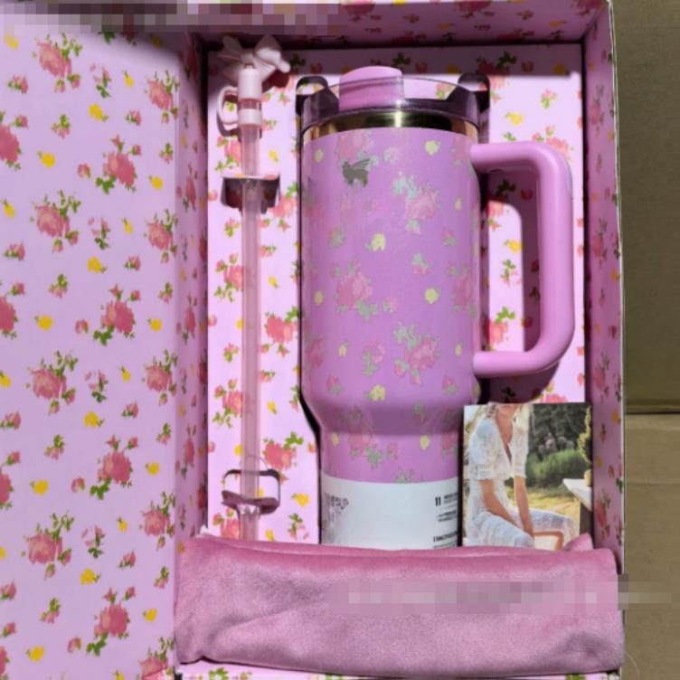 Gourde Stanley IceFlow Flip Straw Tumbler avec anse — violet/mauve clair avec motif floral, édition LoveShackFancy