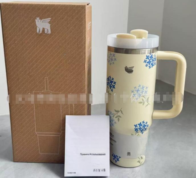 Gourde Stanley Quencher H2.0 Tumbler 30 OZ avec anse — crème, motif fleurs bleues, motif bouquets de petites fleurs bleues avec