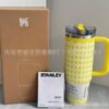 Gourde Stanley Quencher H2.0 Tumbler 30 oz avec anse — jaune, motif treillis/losanges blanc sur fond jaune