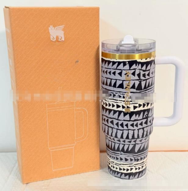 Gourde Stanley Quencher H2.0 Tumbler 30 oz avec anse — noir et blanc, motif de petits triangles blancs sur fond