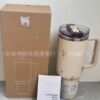 Gourde Stanley Quencher H2.0 Tumbler 40 OZ / 1.18 L avec anse — beige / crème, motif petites fleurs éparses (rouges