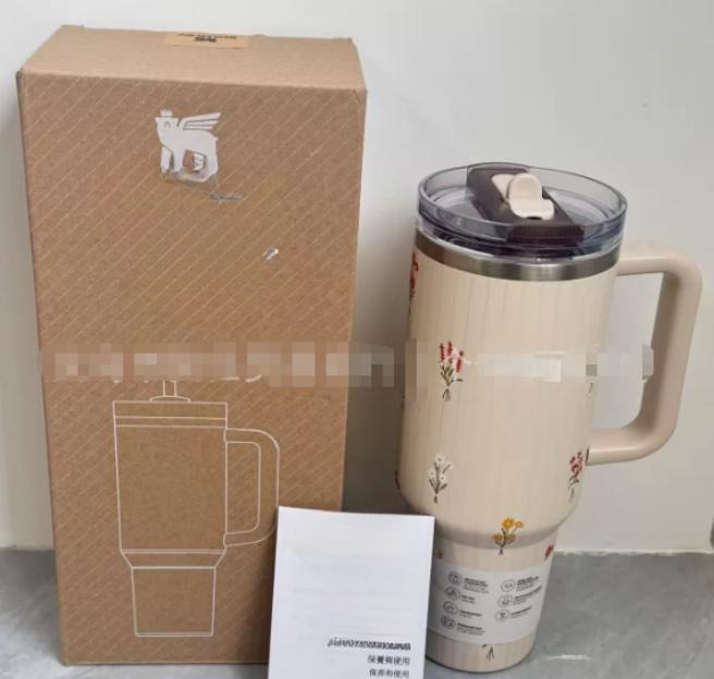 Gourde Stanley Quencher H2.0 Tumbler 40 OZ / 1.18 L avec anse — beige / crème, motif petites fleurs éparses (rouges