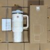 Gourde Stanley Quencher H2.0 Tumbler 40 OZ / 1.18 L avec anse — blanc/beige marbré, motif marbré/tourbillon blanc et beige