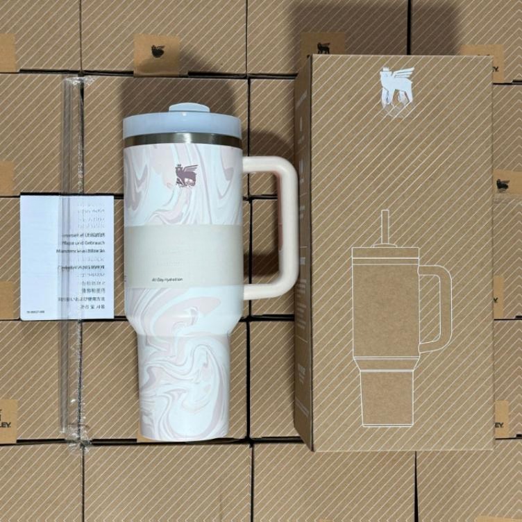 Gourde Stanley Quencher H2.0 Tumbler 40 OZ / 1.18 L avec anse — blanc/beige marbré, motif marbré/tourbillon blanc et beige