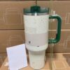 Gourde Stanley Quencher H2.0 Tumbler 40 oz / 1.18 L avec anse — blanc cassé/crème moucheté, couvercle vert, édition Starbucks