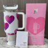 Gourde Stanley Quencher H2.0 Tumbler 40 OZ / 1.18 L avec anse — blanc, motif cœurs rose/violet, motif grands motifs de cœurs en dégradé rose/violet