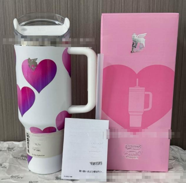 Gourde Stanley Quencher H2.0 Tumbler 40 OZ / 1.18 L avec anse — blanc, motif cœurs rose/violet, motif grands motifs de cœurs en dégradé rose/violet