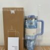 Gourde Stanley Quencher H2.0 Tumbler 40 oz / 1.18 L avec anse — bleu et blanc, motif marbré/tie-dye bleu et blanc façon