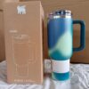 Gourde Stanley Quencher H2.0 Tumbler 40 oz | 1.18 L avec anse — bleu et vert clair (dégradé)