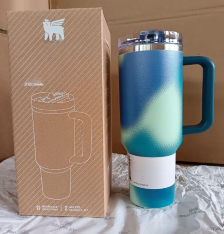 Gourde Stanley Quencher H2.0 Tumbler 40 oz | 1.18 L avec anse — bleu et vert clair (dégradé)