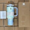Gourde Stanley Quencher H2.0 Tumbler 40 OZ | 1.18 L avec anse — bleu pastel et blanc, motif pastel bleu/blanc en dégradé/nuage